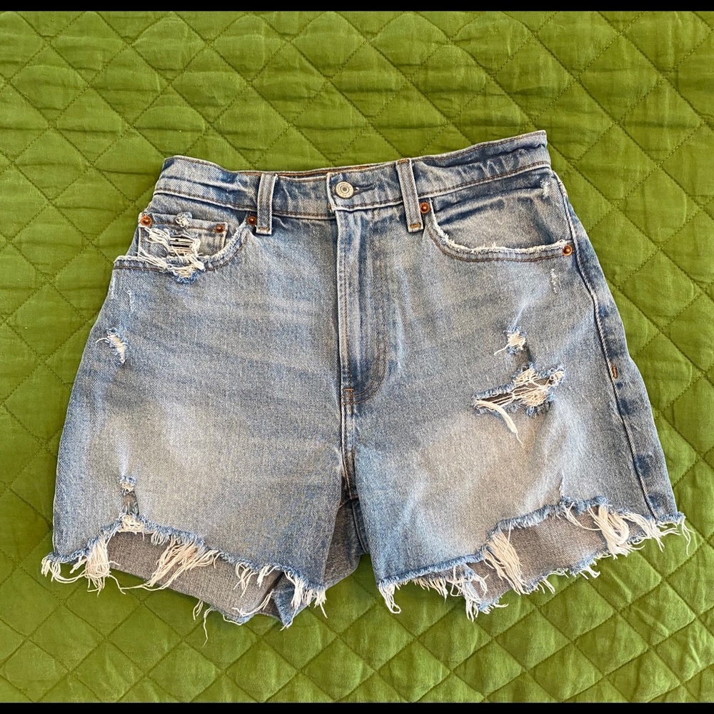 Abercrombie Curve Love High Rise 4inch Mom Shorts.